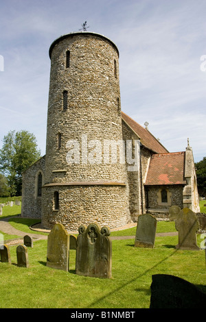 St Marys église avec tour en pierre ronde Burnham Deepdale Norfolk UK Banque D'Images