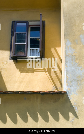 La fenêtre de la chambre jaune haute ville Zagreb Croatie Banque D'Images