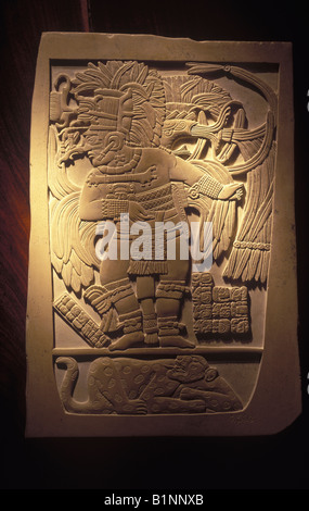 Petite sculpture en pierre de reproduire l'écriture hiéroglyphique et les glyphes de l'ancienne civilisation Maya Mexique Banque D'Images