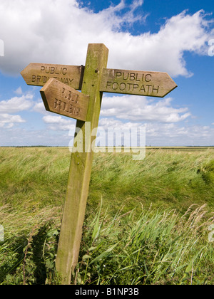 Sentier en direction sign post indiquant des sentiers publics et de pistes cavalières dans les marais, East Yorkshire, England UK Banque D'Images