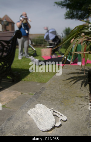 Tracey Emin Creative Folkestone Triennial exposition d'art public Kent 'Baby Things' Knitted Baby Shoe Bayle Gardens UK 2008 2000s HOMER SYKES Banque D'Images