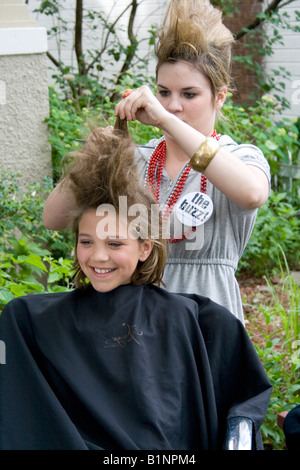 Jeune fille de 10 ans ayant un style à la mode dans l'air extérieur de beauté. Grand Old jour Foire de Rue St Paul Minnesota USA Banque D'Images