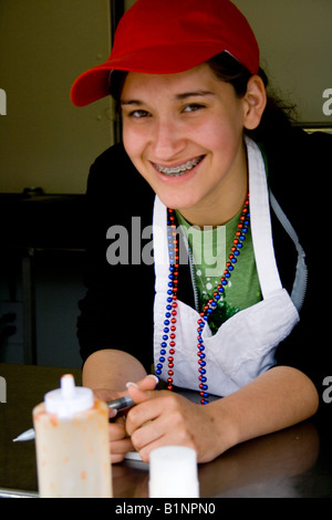Happy teen 17 ans en attente de clients dans sa préparation. Grand Old jour Foire de Rue St Paul Minnesota USA Banque D'Images