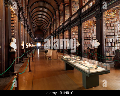 La longue pièce ancienne bibliothèque Trinity College de Dublin, Irlande Banque D'Images