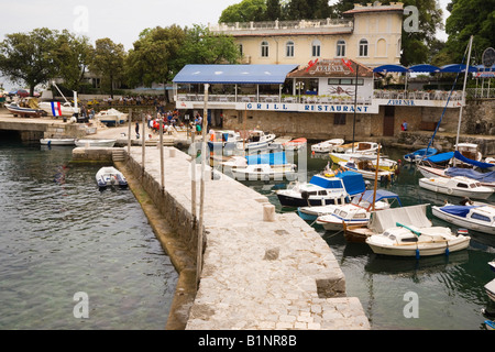 Lovran Istrie Croatie Europe vue de bateaux amarrés par jetty dans petit port de pêche port sur la côte du golfe de Kvarner Banque D'Images