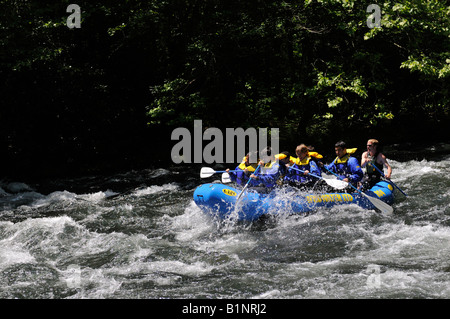 Un groupe River rafting sur le fleuve de Nantahala en Caroline du Nord, États-Unis d'Amérique. Banque D'Images