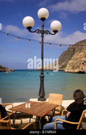 Femme assise dans un restaurant, Xlendi, Malte, Gozo Banque D'Images