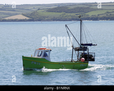 Petit bateau de pêche faisant route vers la mer Banque D'Images