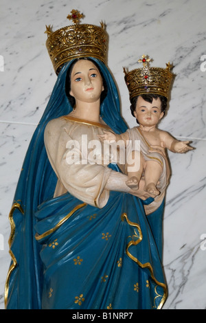 Statue de Marie tenant son enfant Jésus, l'Enfant Jésus Église catholique , Bangalore , Inde Banque D'Images