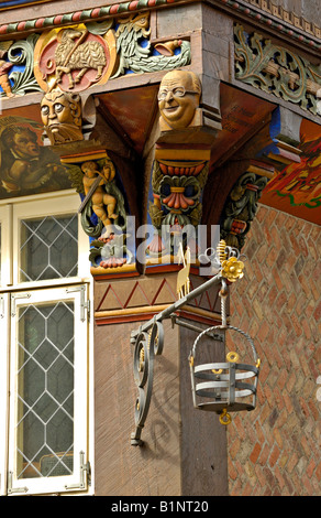 Boiseries décoratives sur le Knockenhaueramtshaus à la place du marché historique, Hildesheim, Basse-Saxe, Allemagne. Banque D'Images