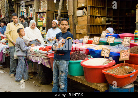 Une boutique d'épices dans le marché Khan El Khalili au Caire Egypte Banque D'Images