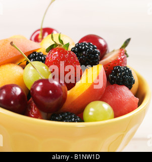 Portrait d'un bol de fruits mélangés dans un environnement Banque D'Images