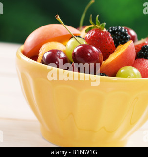 Portrait d'un bol de fruits mélangés dans un environnement Banque D'Images