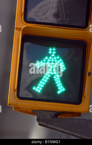 Green man sur un passage pour piétons Banque D'Images