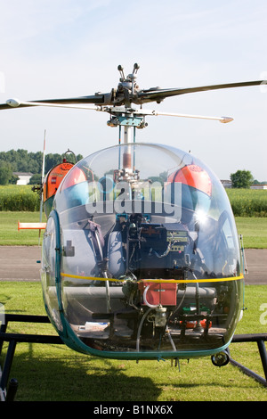 Westland Bell 47G-4G-AXKX un close-up de pilotage au sol à Breighton Airfield Banque D'Images