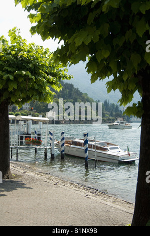 Au bord d'un lac, dans le lac de Côme Bellagio point ferry Italie Lombardie Banque D'Images