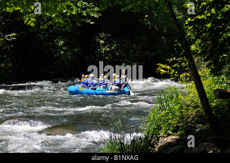 Un groupe River rafting sur le fleuve de Nantahala en Caroline du Nord, États-Unis d'Amérique. Banque D'Images