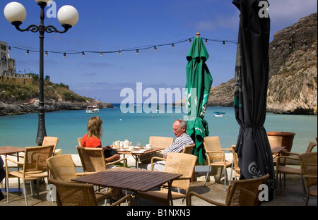 Mature couple sitting in a restaurant, Xlendi, Malte, Gozo Banque D'Images