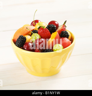 Portrait d'un bol de fruits mélangés dans un environnement Banque D'Images