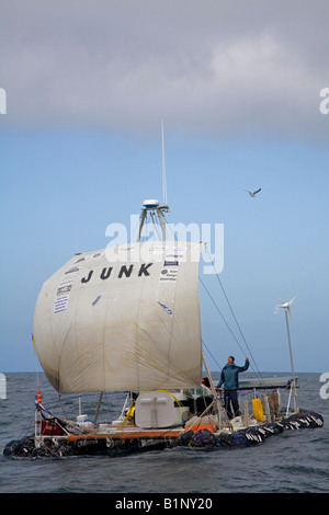 Algalita Junk raft voiles de Long Beach à Hawaï pour attirer l'attention sur la situation dans les débris de plastique du Pacifique Nord Banque D'Images