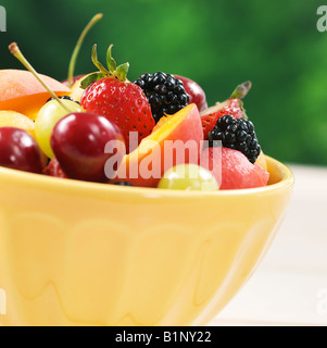 Portrait d'un bol de fruits mélangés dans un environnement Banque D'Images