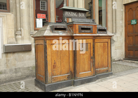 Vieux bois postbox en dehors d'un bureau de poste dans une ville universitaire bien connu Banque D'Images