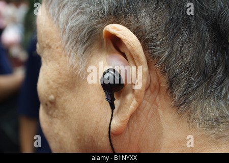 Femme âgée avec joint à l'aide auditive oreille Banque D'Images