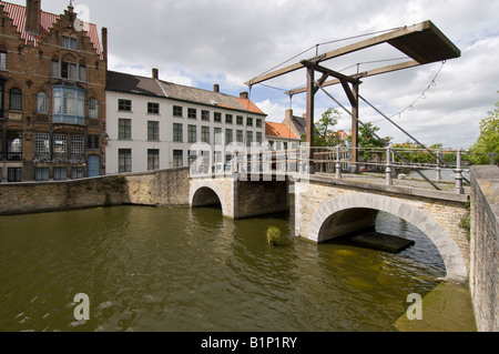 Vieux Pont sur canal Potterierei Bruges Belgique Banque D'Images