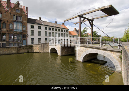 Vieux Pont sur canal Potterierei Bruges Belgique Banque D'Images