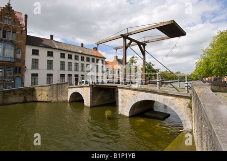 Vieux Pont sur canal Potterierei Bruges Belgique Banque D'Images