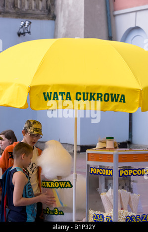 Bloquer la vente de barbe à papa et autres friandises Vieille Ville de Zamosc Pologne Marché Banque D'Images