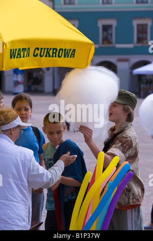 Bloquer la vente de barbe à papa et autres friandises Vieille Ville de Zamosc Pologne Marché Banque D'Images