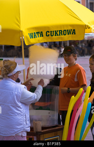 Bloquer la vente de barbe à papa et autres friandises Vieille Ville de Zamosc Pologne Marché Banque D'Images