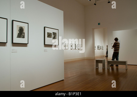 Les visiteurs qui cherchent à Man Ray Photographie exposition dans une galerie quartier Tiergarten Berlin Allemagne Banque D'Images