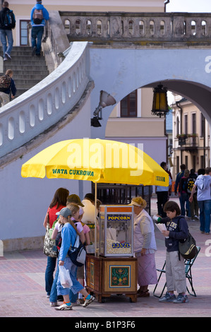 Bloquer la vente de barbe à papa et autres friandises Vieille Ville de Zamosc Pologne Marché Banque D'Images