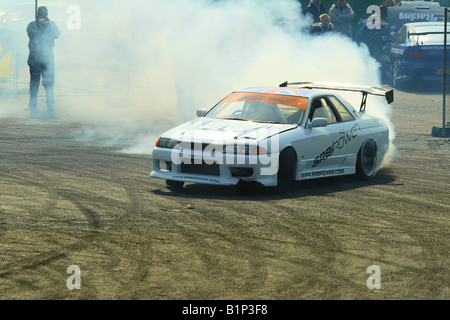 Modification de la dérive, voiture, salon, grand corps, spoiler, aérateur, alliages, jantes en alliage, phares, l'admission d'air, voiture de performance Banque D'Images