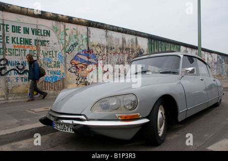 Une vieille voiture Citroën DS garée à côté du mémorial East Side Gallery sur la section Remain du mur de Berlin. Allemagne Banque D'Images