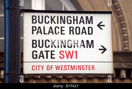 Signe pour Buckingham Palace Road et la porte de Buckingham, Westminster. Londres Banque D'Images