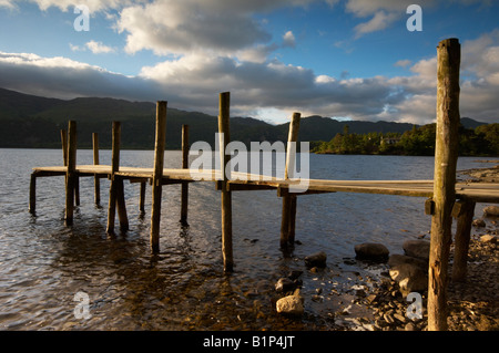 L'aube à Brandlehow bay jetty sur Derwentwater Keswick Cumbria Lake District UK Banque D'Images