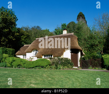 Un chalet de chaume dans le village de Selworthy, sur le bord de Exmoor, Somerset, Angleterre Banque D'Images