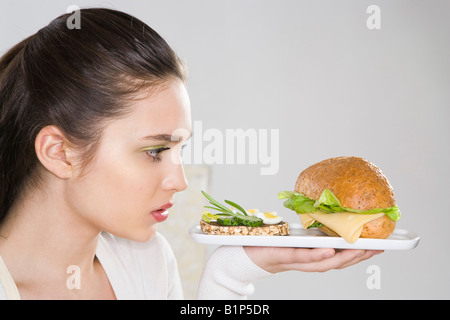 Jeune femme avec deux sandwichs Banque D'Images