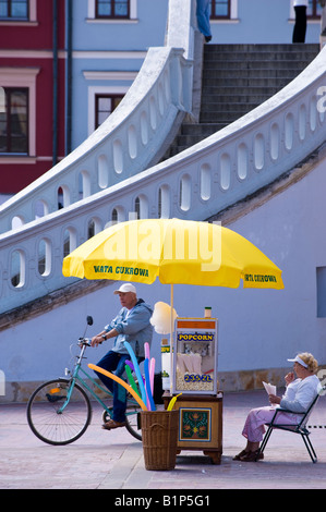 Bloquer la vente de barbe à papa et autres friandises Vieille Ville de Zamosc Pologne Marché Banque D'Images