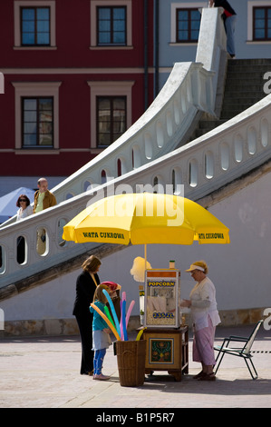 Bloquer la vente de barbe à papa et autres friandises Vieille Ville de Zamosc Pologne Marché Banque D'Images