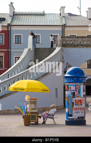Bloquer la vente de barbe à papa et autres friandises Vieille Ville de Zamosc Pologne Marché Banque D'Images