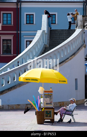Bloquer la vente de barbe à papa et autres friandises Vieille Ville de Zamosc Pologne Marché Banque D'Images