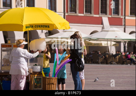 Bloquer la vente de barbe à papa et autres friandises Vieille Ville de Zamosc Pologne Marché Banque D'Images