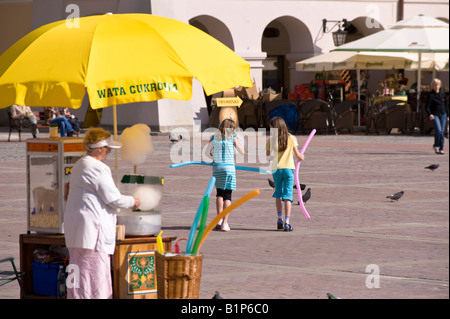 Bloquer la vente de barbe à papa et autres friandises Vieille Ville de Zamosc Pologne Marché Banque D'Images