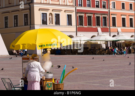 Bloquer la vente de barbe à papa et autres friandises Vieille Ville de Zamosc Pologne Marché Banque D'Images
