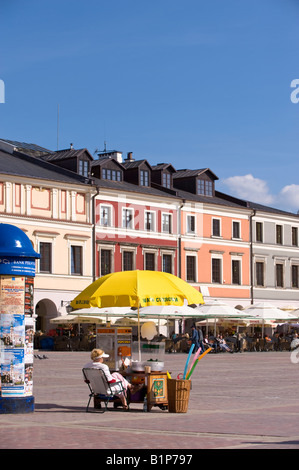 Bloquer la vente de barbe à papa et autres friandises Vieille Ville de Zamosc Pologne Marché Banque D'Images