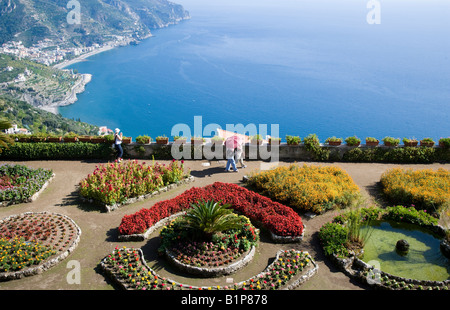 Jardins et sur la mer Villa Rufolo Ravello Côte Amalfitaine Campanie Italie Banque D'Images
